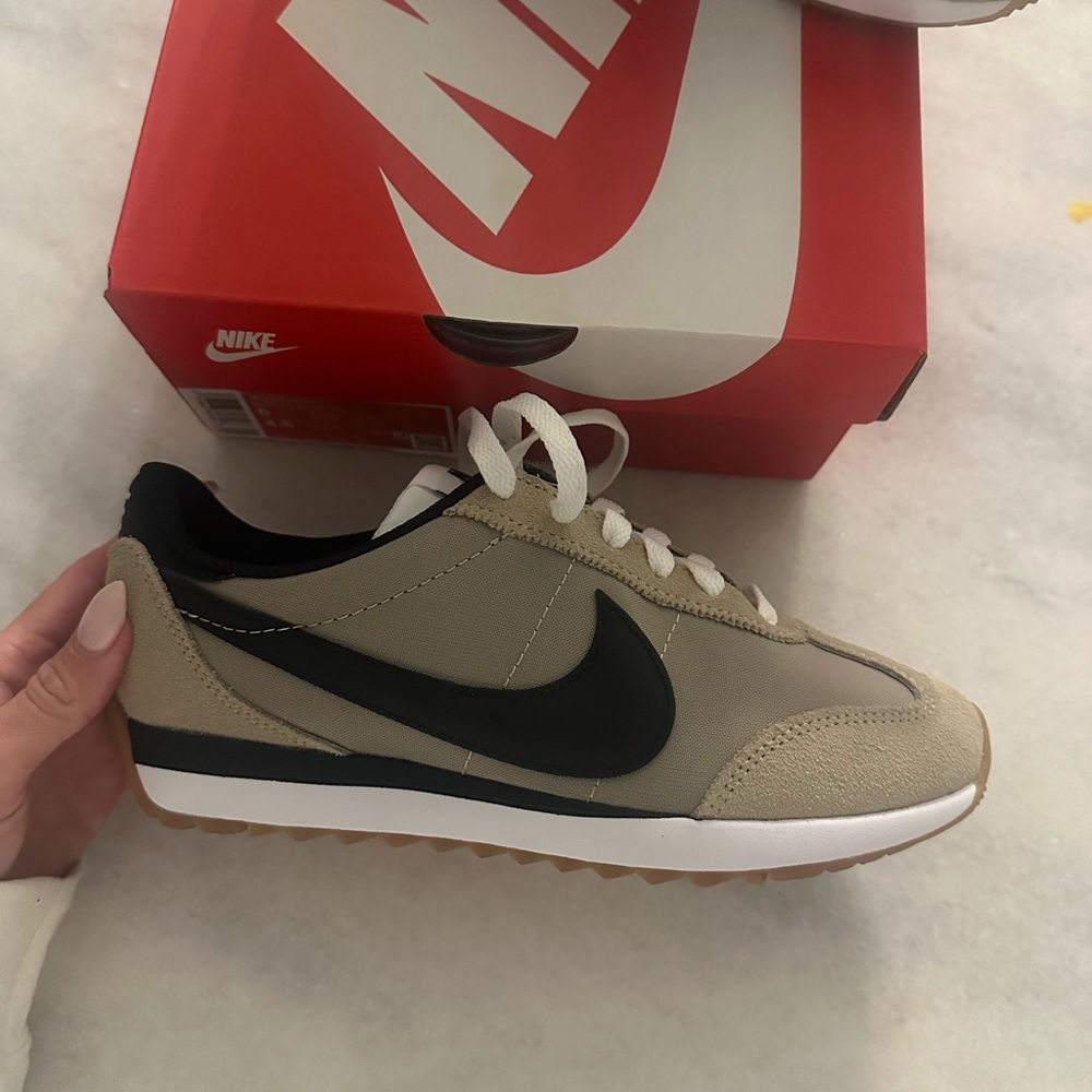 Nike Men's Beige and Black Sneakers
